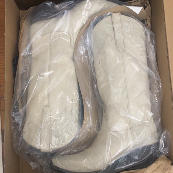 NEW IN BOX: Ivory “Jeni Lace” by Lane Boots size 7 - Picture 16 of 17
